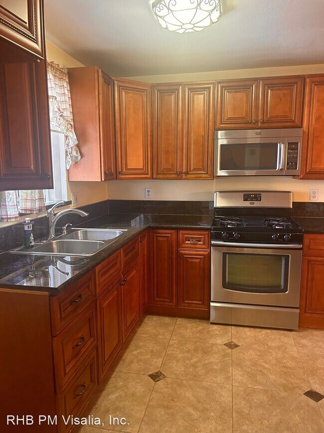 Foto del edificio - 5 br, 2 bath House - 833 E Myrtle Ave