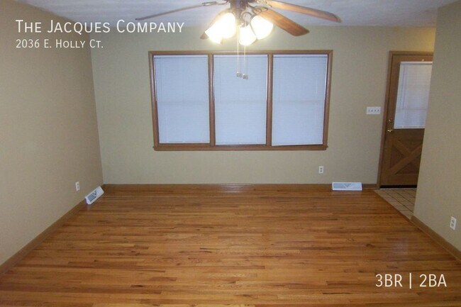 Building Photo - Very Clean Spacious Home has 3 Bedroom 2 B...