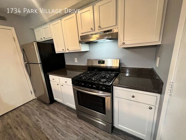 Building Photo - 2 Bedroom 2.5 Bath Townhome
