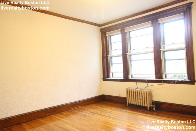 Building Photo - 14 Lakeville Rd