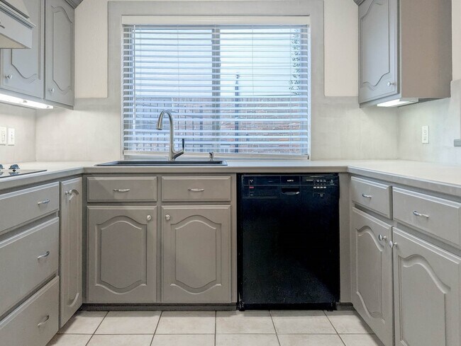 Building Photo - 10631 Del Monte Dr