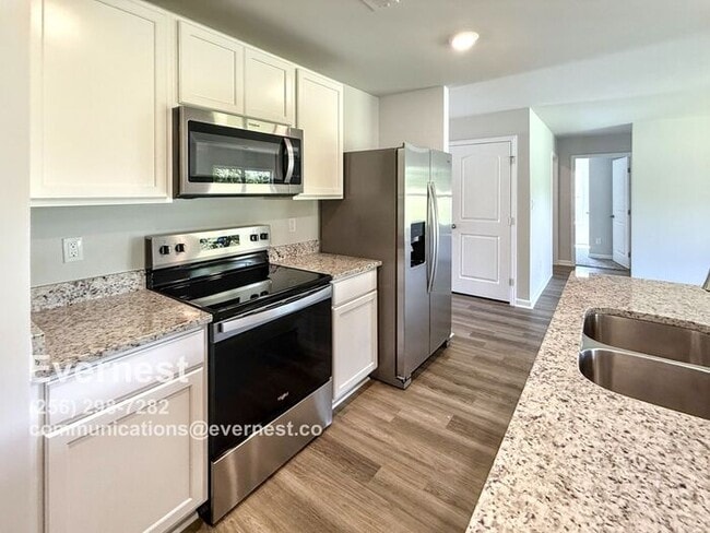 Building Photo - Charming One-Story Home with Garage and Co...
