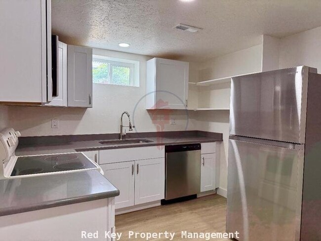 Building Photo - Stansbury Ave Duplex