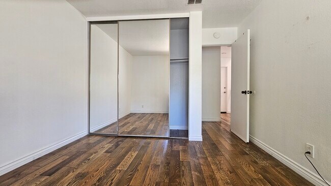 Foto del edificio - 2060 E 5th St