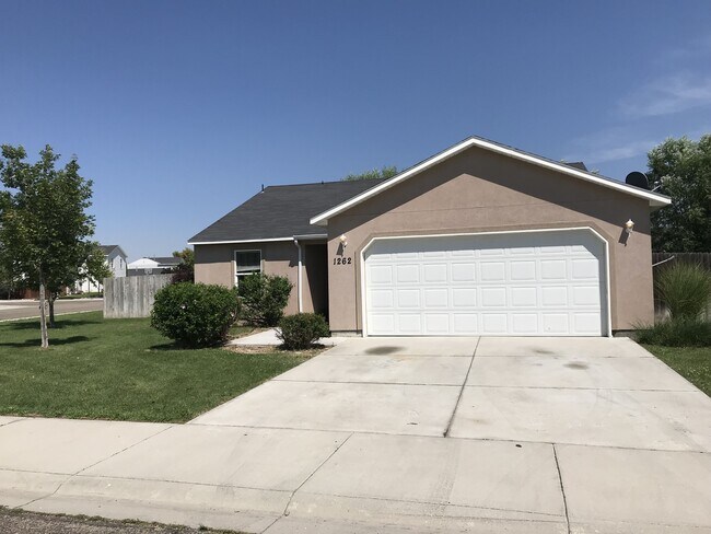 Foto del edificio - 3 bed/ 2 bath... 2 car garage... Single Level...In the Meadowbrook Subdivision.