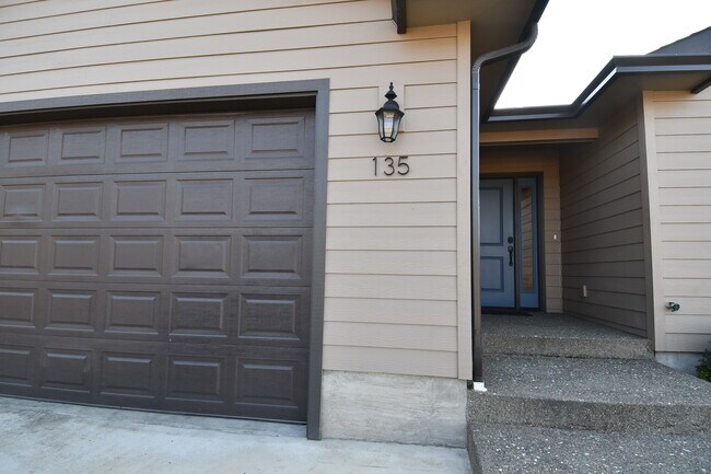 Building Photo - 135 Flangas Ave