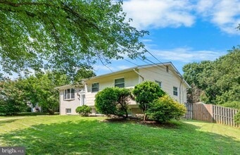 Building Photo - 10422 Floral Dr