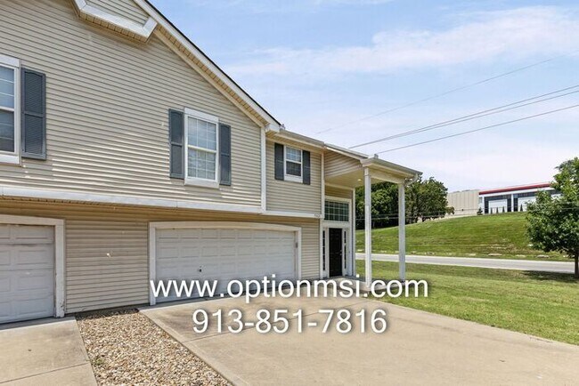 Foto del edificio - Welcome home to this beautifully updated 3-bedroom, 2-bath duplex in the heart of Johnson County!