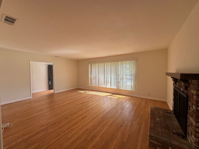Foto del edificio - Adorable Open Plan  3BD 2BA Home in West Torrance With A/C