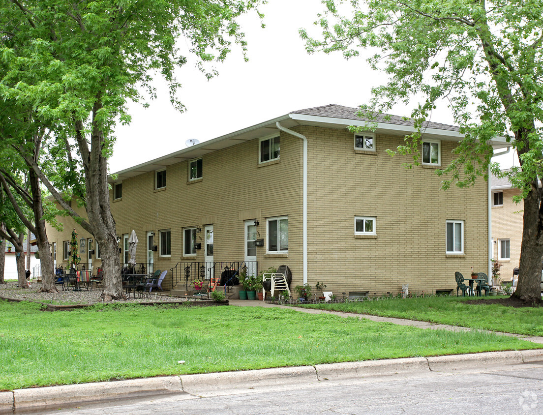 Primary Photo - 729-753 3rd Ave E