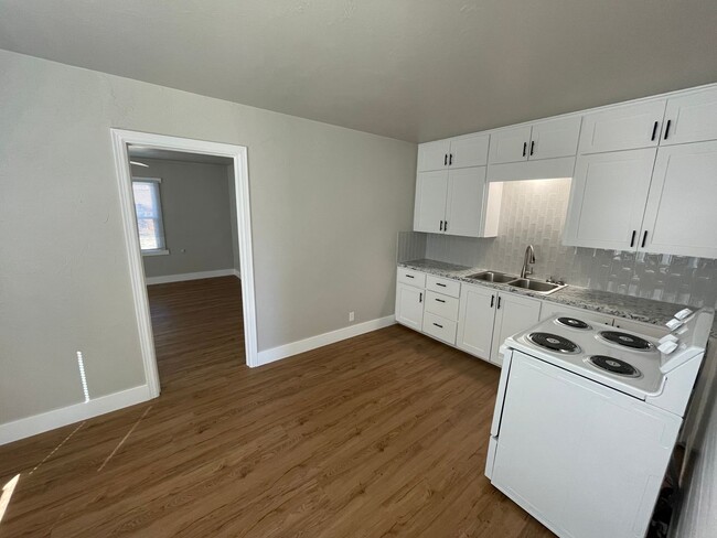 Foto del edificio - Spacious 1 bed 1 bath, ALL BRAND NEW , cut...