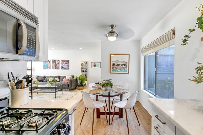 Dining area - 1323 S Carmelina Ave