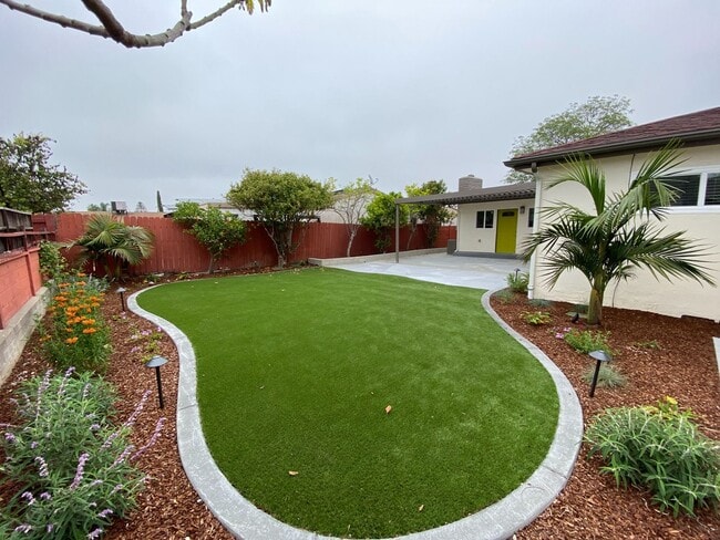 Building Photo - 7 BD, 3 BR. Spacious Yard!!