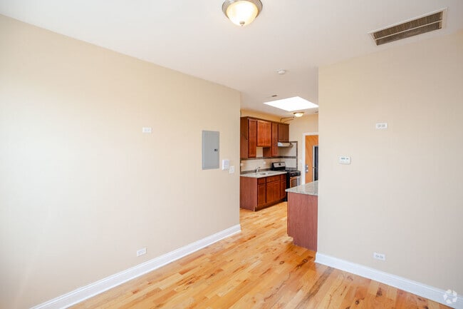 Building Photo - 5556 W Belmont Ave