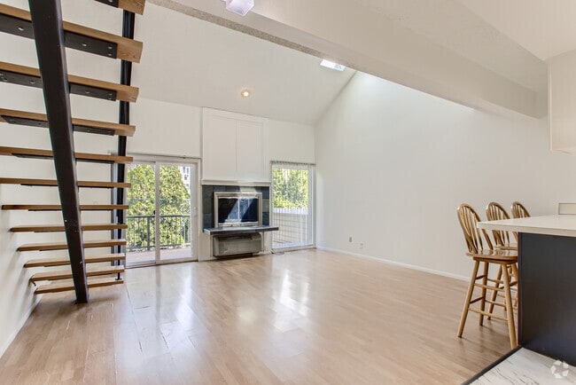 Building Photo - 4690 SW Comus Plz