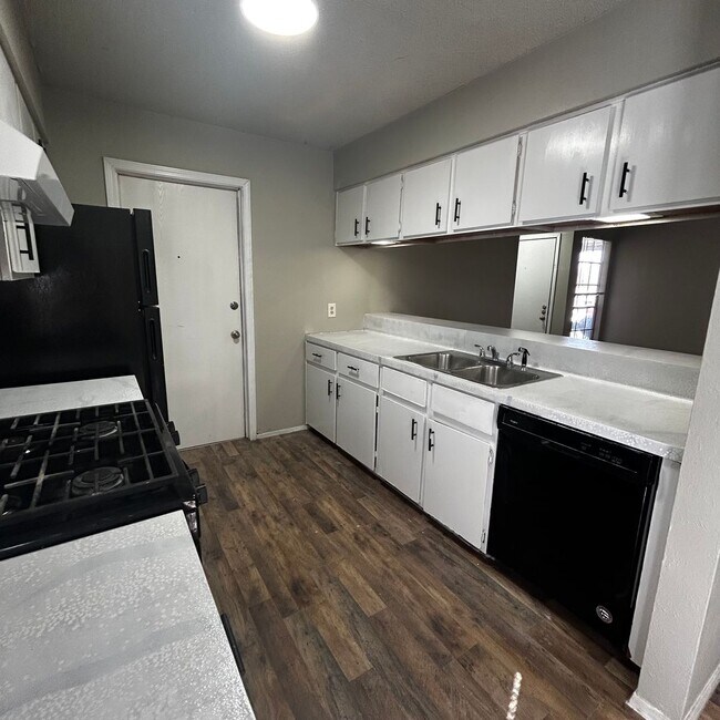 Foto del edificio - 6603 Deatonhill Dr