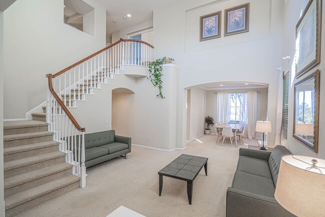 Foto del edificio - Stunning 4-Bedroom Home with Downstairs Bed/Bath, Views, and Remodeled Kitchen!