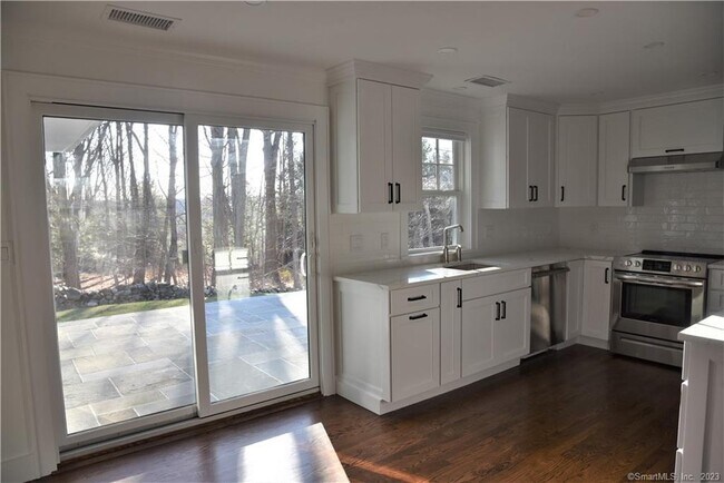 Foto del edificio - 32 Deer Hill Rd