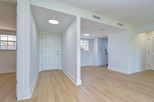 Building Photo - 200 Country Club Dr
