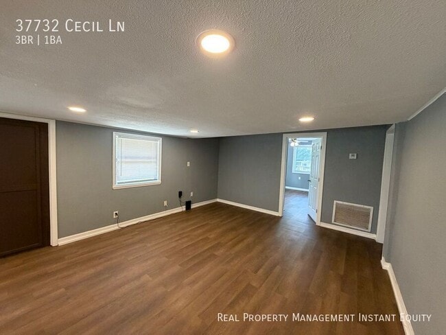 Building Photo - 37732 Cecil Ln