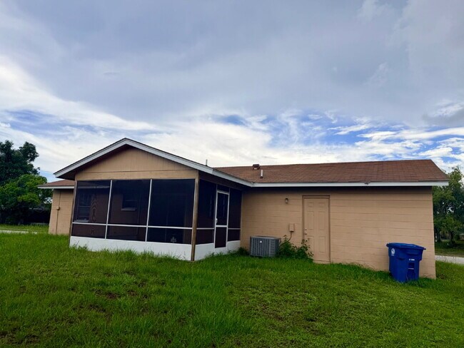 Building Photo - 4 Bedroom 1.5 Bathroom House For Rent