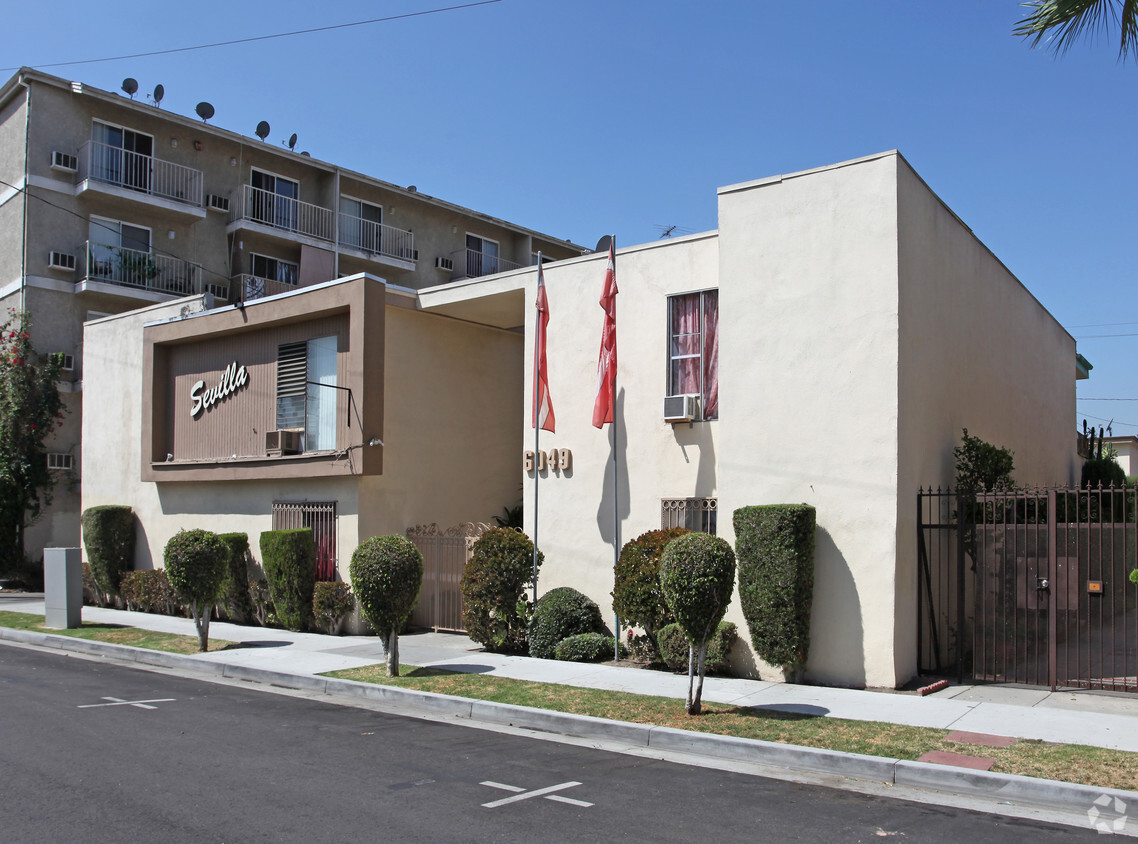 Building Photo - Aqua Capri Apartments