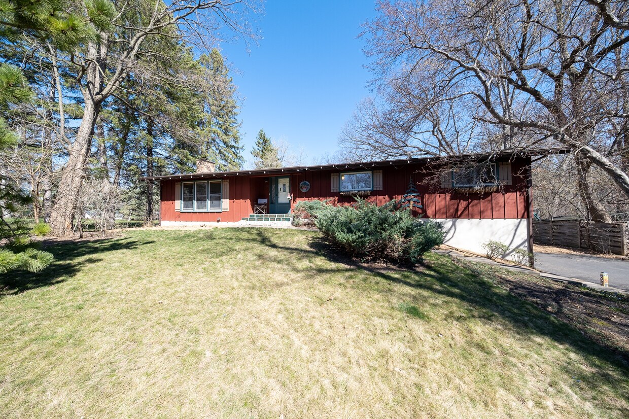 Primary Photo - 800 Ithaca Ln N