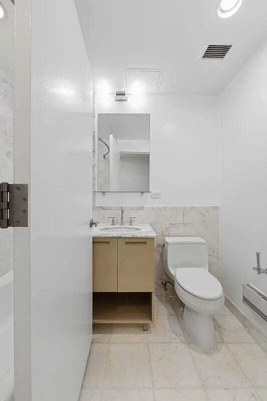 Building Photo - 49 E 34th St