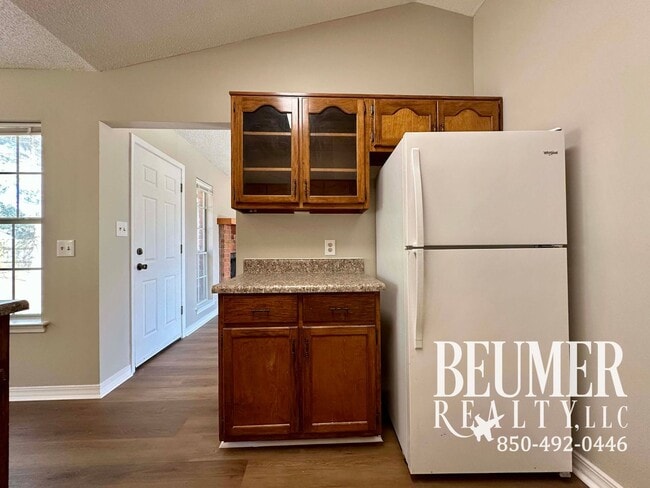 Building Photo - Spacious inside and out home for Rent