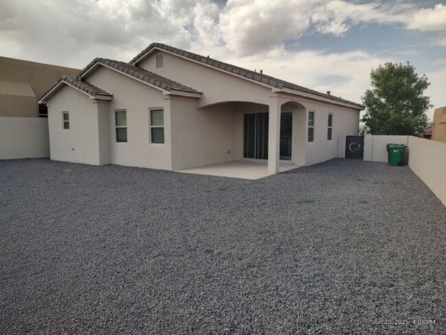 Building Photo - Stunning 3 Bedroom 2 Bathroom, 2 Car Garag...