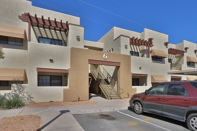 Building Photo - Charming 2 Bed, 2 Bath Phoenix Condo - Per...