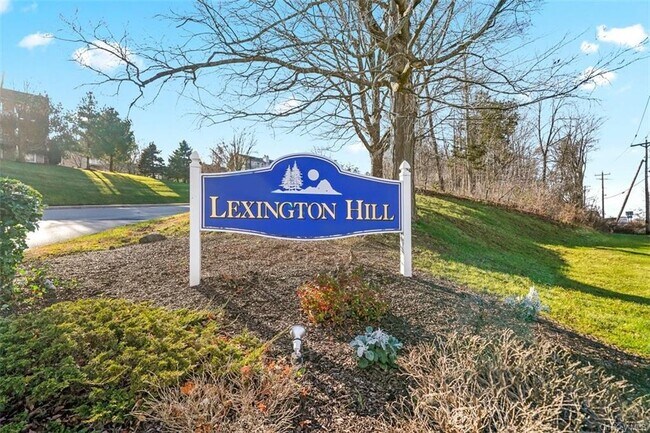 Building Photo - 5 Lexington Hills Rd