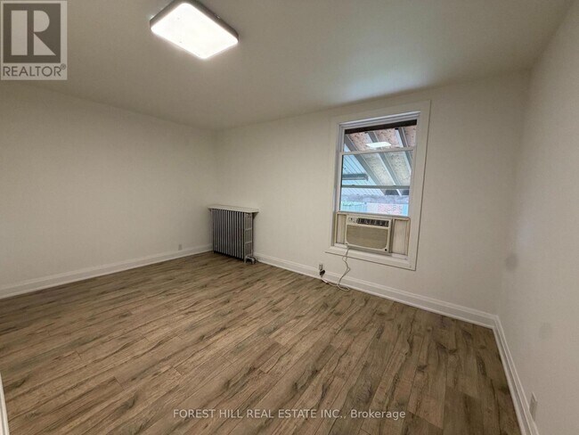 Photo du bâtiment - 120 Earlscourt Ave