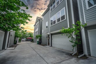 Building Photo - 312 W 28th St