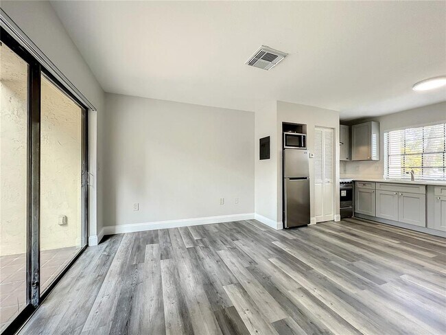 Foto del edificio - 10316 Turkey Lake Rd