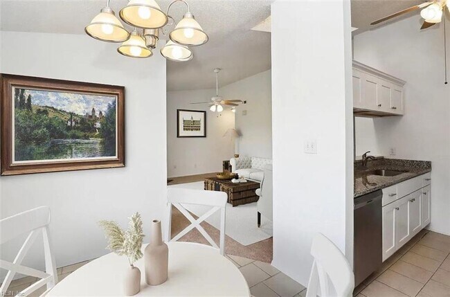 Foto del edificio - Charming Top-Floor Condo in the Heart of Virginia Beach