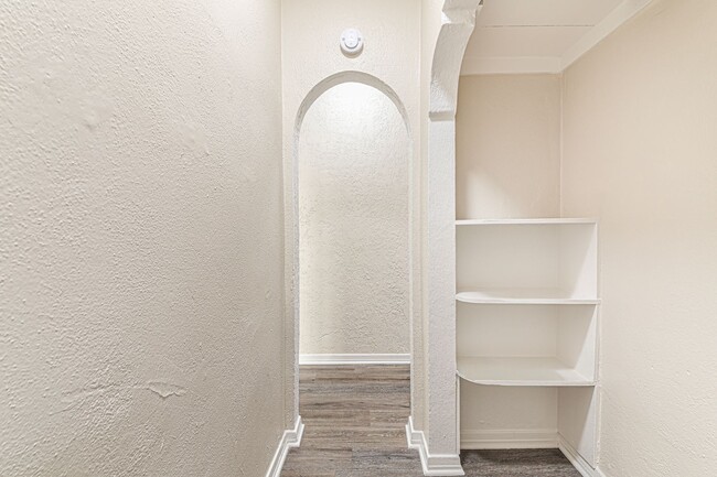 Building Photo - 1324 N Peterson Ave