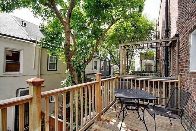 Building Photo - 215 S Sartain St