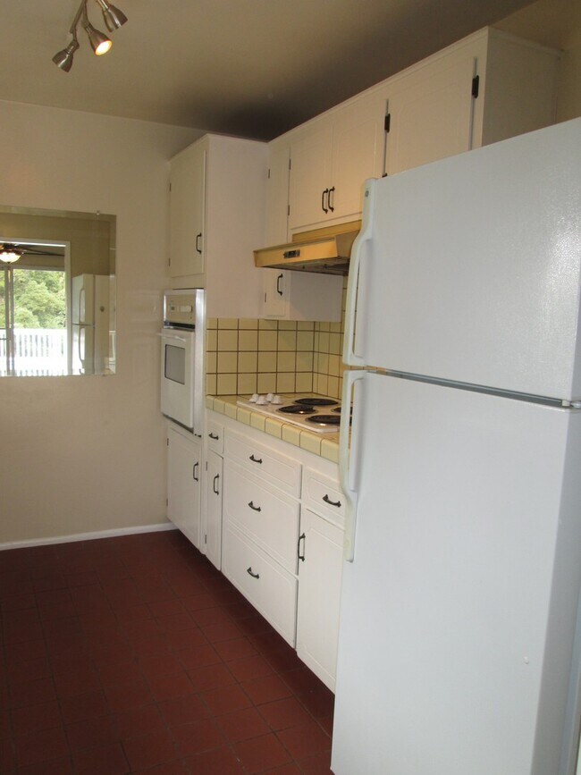 Building Photo - 2BD/1BA Upper Unit in Cardiff