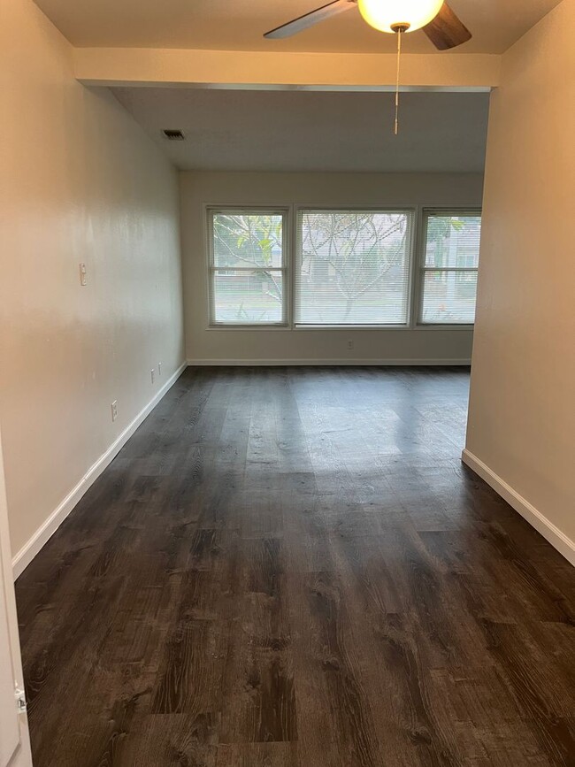 Building Photo - Lovely 3 Bedroom 1 Bath House with Garage