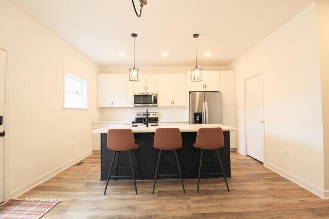 Building Photo - "Impressive 3-Bed Townhouse with Fenced in...