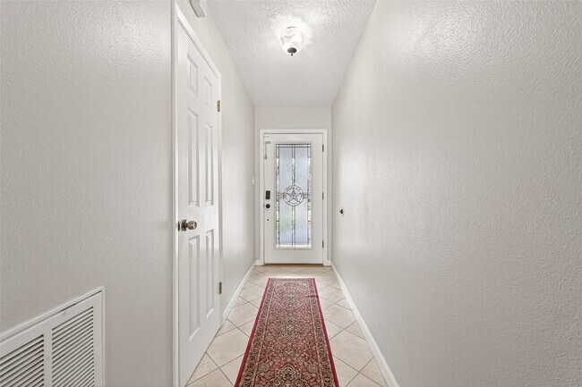 Building Photo - 805 Camelot Ln