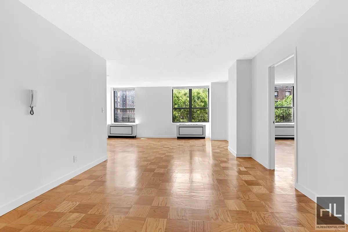 Foto principal - Spacious 3-Bedroom, 2-Bath Apartment on We...