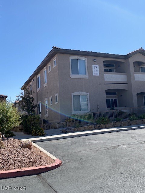 Building Photo - 2305 W Horizon Ridge Pkwy
