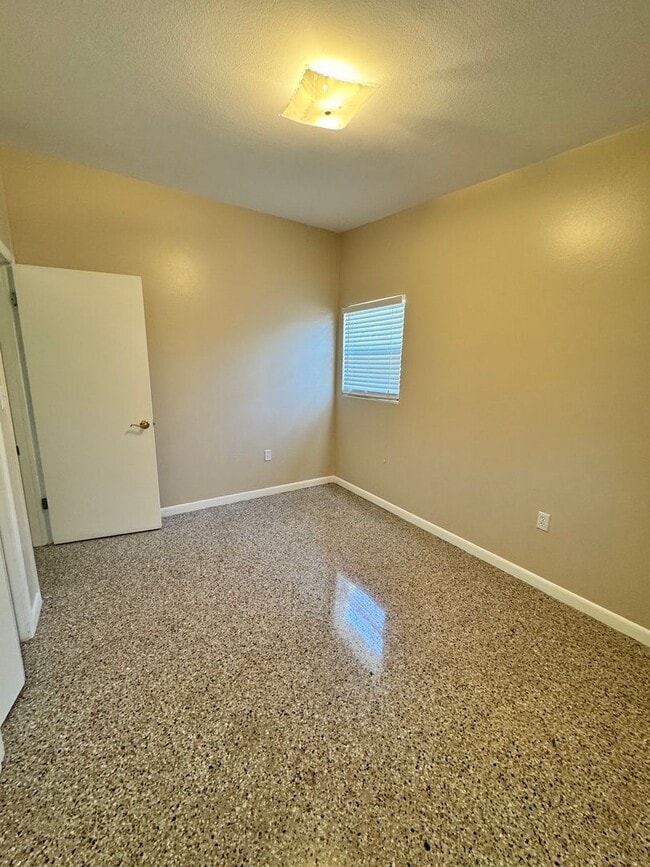 Building Photo - 813 Center Ln