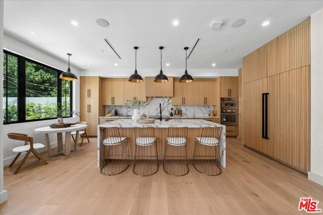 Foto del edificio - 11317 Valley Spring Ln