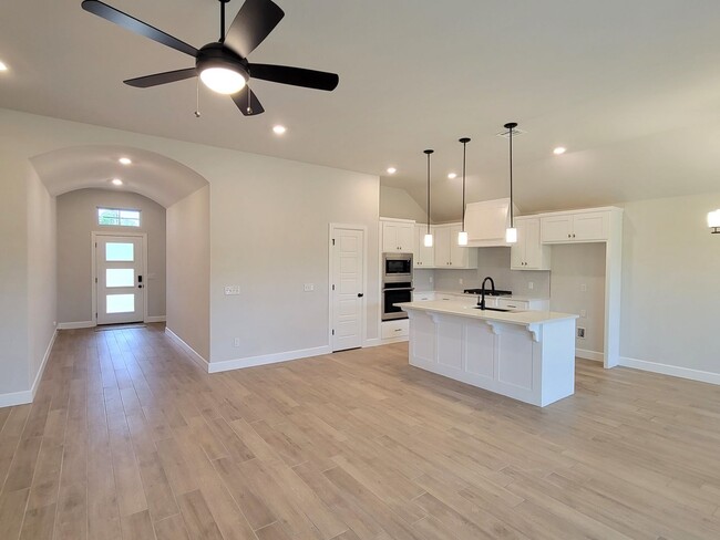 Building Photo - ASK ABOUT OUR MOVE-IN SPECIALS FOR THIS BR...