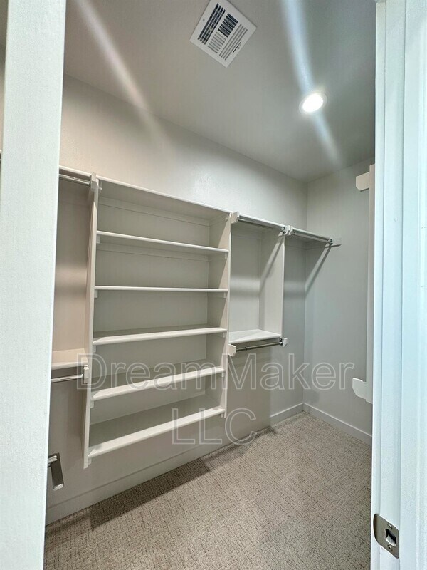 Building Photo - 2811 Clifton Ter