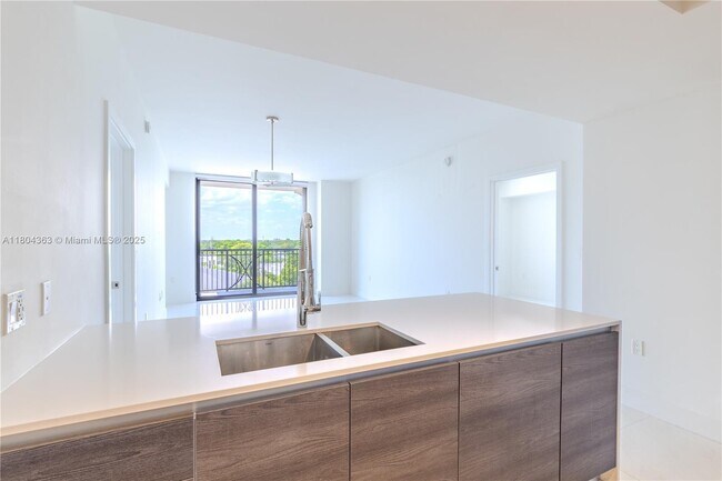Building Photo - 301 Altara Ave