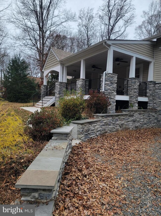 Building Photo - 215 Lakewood Landing Dr